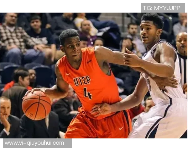 德克萨斯大学橄榄球队成员观战马刺星三代曼宁与文班合影互换球衣精彩瞬间