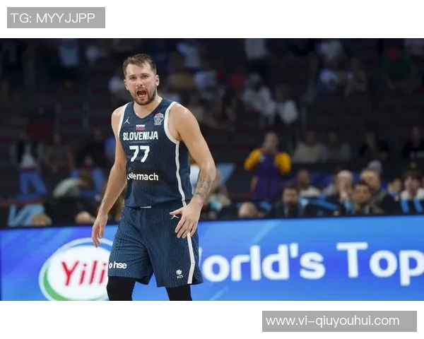 东契奇腰部不适第三节提前离场第四节回归替补席引发球迷关注